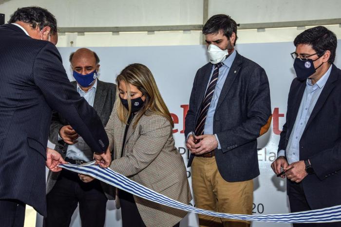 Corte de cinta en la inauguración de la nueva planta de Delibest