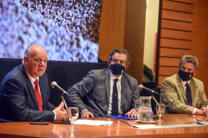 El subsecretario del MIEM, Walter Verri; el ministro de Ganadería, Agricultura y Pesca, Carlos María Uriarte; y el subsecretario de Ambiente, Gerardo Amarilla, en la mesa de apertura del evento de cierre de Biovalor