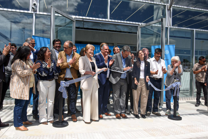 Corte de cinta Autoridades cortan la cita frente a un moderno edificio
