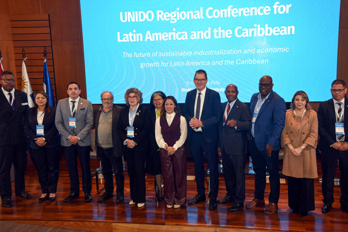 Sesión inaugural de la Conferencia Regional de la ONUDI para América Latina y el Caribe Autoridades sobre un escenario; detrás, pantalla con el nombre del evento