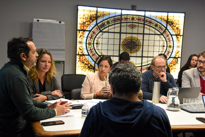 Reunión del Consejo de Industria en el marco de la Semana de la Industria Personas reunidas alrededor de una mesa; detrás, vitral