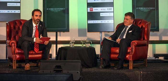 El ministro Omar Paganini y Fernando Shcaich en el IV Foro Económico