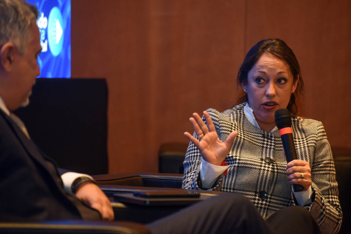Ministra Cardona dialoga, sentada, con Lesina