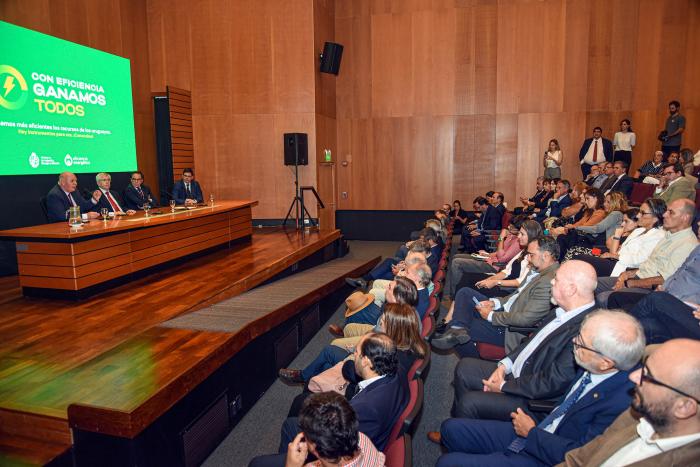 La actividad se desarrolló en el anfiteatro del anexo de la Torre Ejecutiva Vista del público y de la mesa de autoridades, con una gran pantalla verde detrás