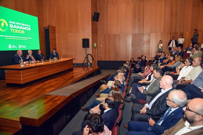 Vista del público y de la mesa de autoridades, con una gran pantalla verde detrás