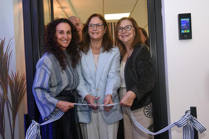 Corte de cinta de la inauguración del espacio de Antel Open Digital Lab Autoridades cortan la cinta