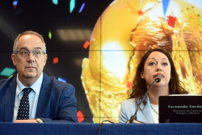 Ministra Cardona junto a ministro Mahía. Detrás imagen de la copa del mundo