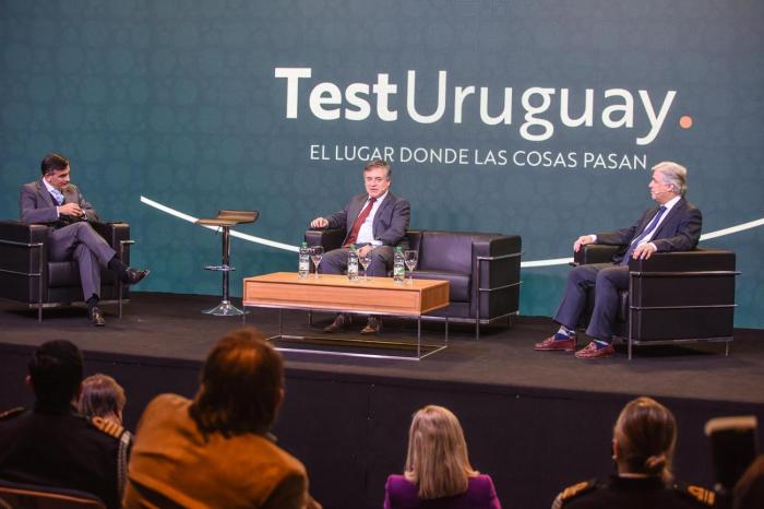 Primer panel: Leonardo Loureiro, Omar Paganini y Francisco Bustillo