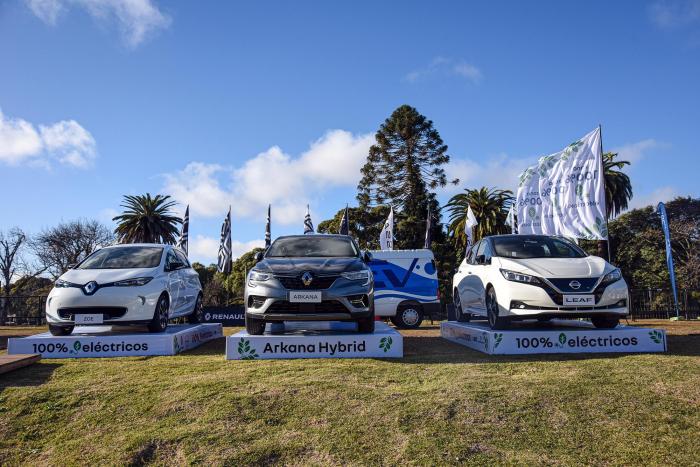 Autos eléctricos en un espacio exterior con pasto