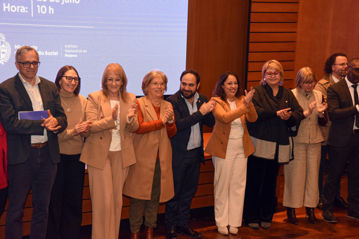 Autoridades participaron de la reinstalación del Consejo Nacional de Género Autoridades aplauden; arriba, pantalla