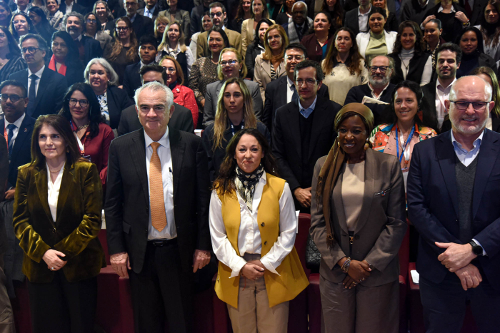 Foto grupal. Autoridades en primera fila, entre quienes se encuentra la ministra Fernanda Cardona