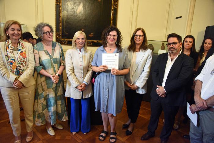 Autoridades entregaron un reconocimiento Autoridades; al lado, una ganadora muestra un diploma