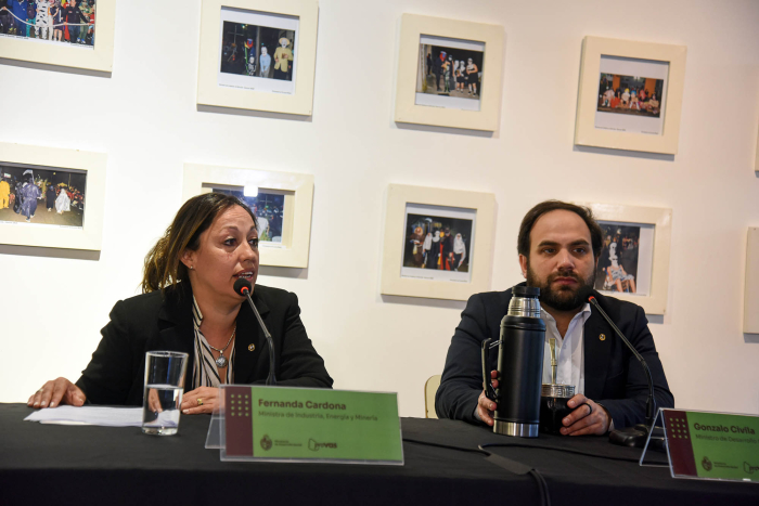 Ministra Fernanda Cardona y ministro Gonzalo Civila Ministra Cardona habla sentada junto al ministro Civila
