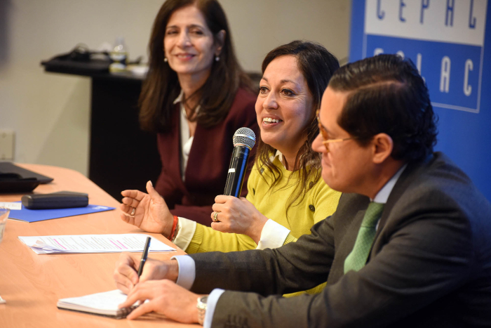 Ministra Fernanda Cardona, junto a Raquel Artecona y Marco Llinás, de CEPAL Ministra habla, sentada junto a Llinás y Artecona
