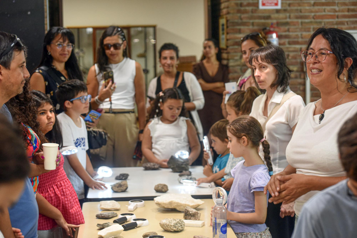 Niñas, niños y adolescentes y adultos, alrededor de exposición del Museo Geominaro