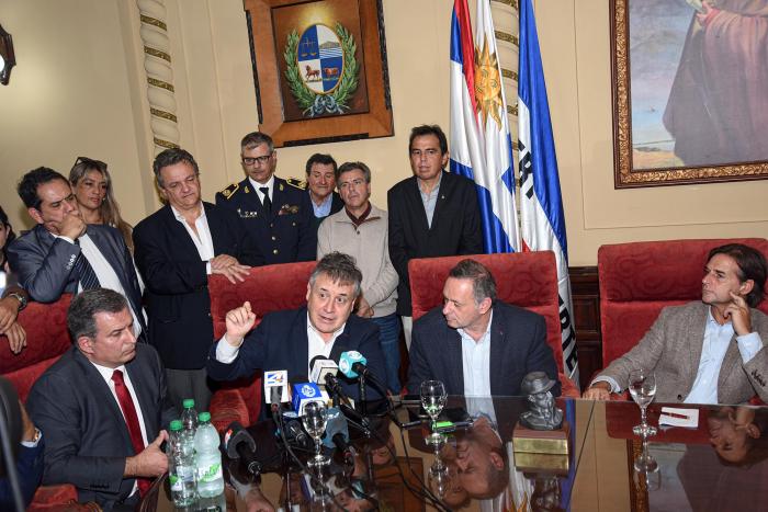 Omar Paganini junto a el presidente, el secretario de presidencia y el presidente de Ancap.