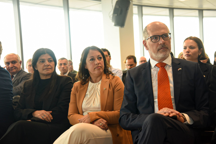 Autoridades en primera fila