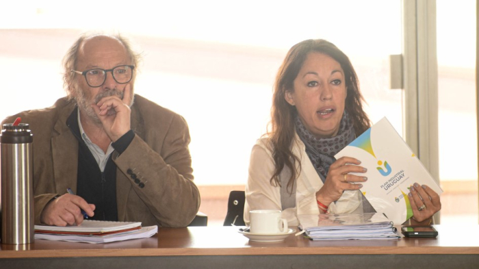 Daniel Olesker y Fernanda Cardona. La ministra sostiene la publicación Plan Industrial Uruguay