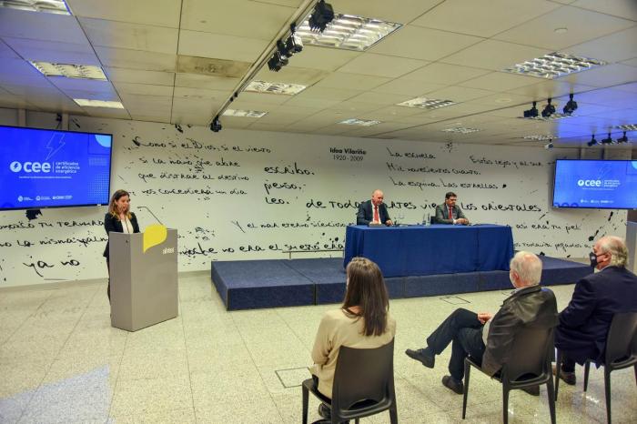 Presentación de los CEE en la sala Idea Vilariño; hablan Verri y Cantero y se ve público 