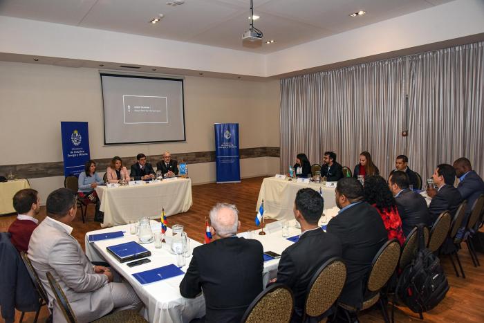 El evento se desarrolla en el Regency Way Montevideo Hotel Vista, a lo lejos, de la mesa de autoridades; enfrente, mesas con participantes