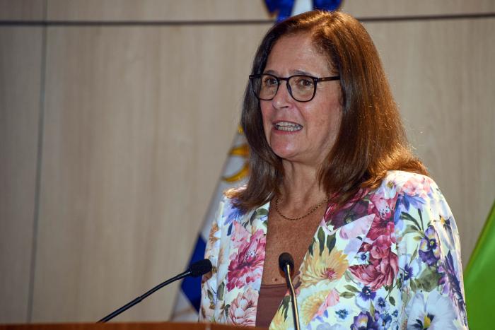 Ministra Elisa Facio Ministra Facio habla con un micrófono