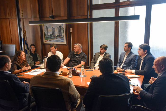 Personas reunidas alrededor de una mesa