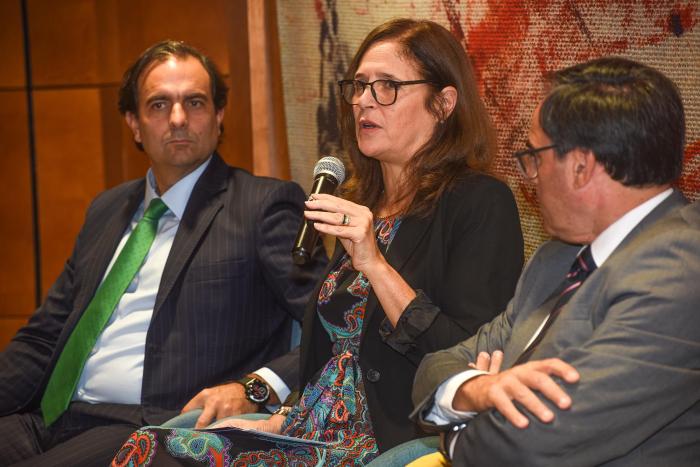 Ministra Elisa Facio, junto al ministro Robert Bouvier y el moderador Juan Mercant La ministra habla junto al ministro Bouvier y el moderador, Juan Mercant