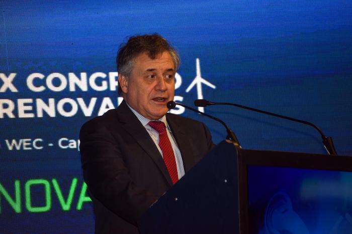 Ministro Omar Paganini Paganini habla desde un atril; detrás, una pantalla con los nombres de los eventos