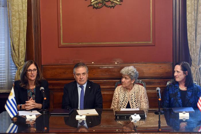 Elisa Facio, Omar Paganini, Marisa Lago y Heide Fulton, en una mesa en Cancillería; habla Facio