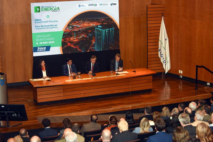 Autoridades y público presente. Autoridades y público presente.