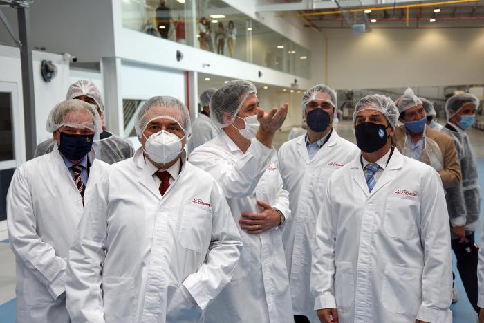 Autoridades recorren la planta Autoridades recorren la planta; visten cofias y túnicas blancas