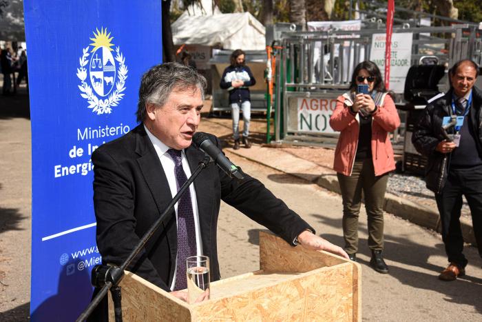 El ministro inaugura los 3 stands del MIEM, institucional, Eficiencia Energética y Artesanía Uruguay Paganini hace uso de la palabra en la inauguración del stand.