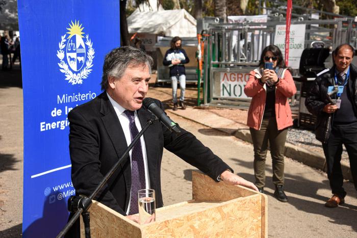 Paganini hace uso de la palabra en la inauguración del stand.