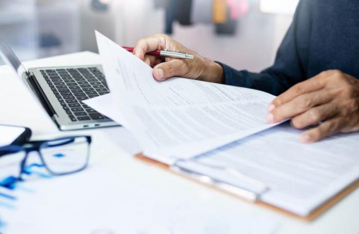 Manos de hombre con documentos