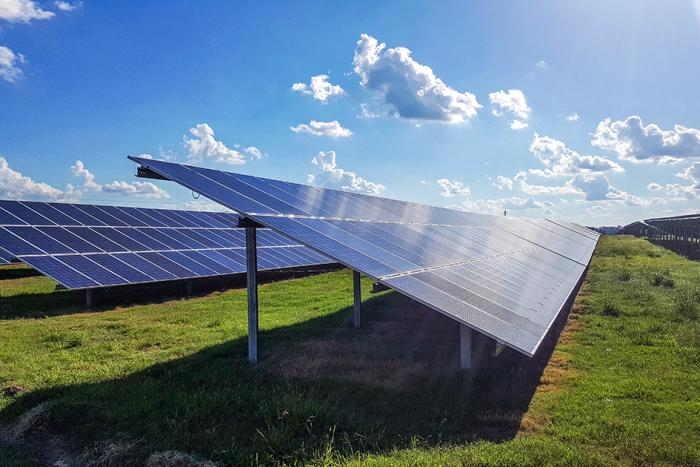 Paneles solares en un día de sol