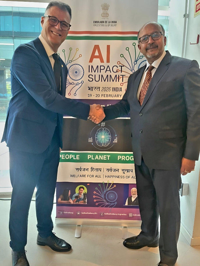 Director Siris y embajador de la India se dan la mano