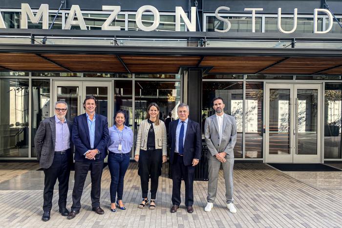 Paganini y otras personas posan frente a Amazon Studios