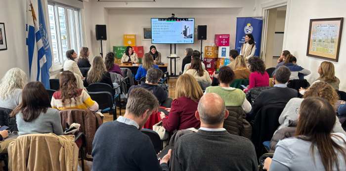 Exposición de directora nacional de Energía, Arianna Spinelli Autoridades en mesa de apertura del evento; más cerca, público, de espaldas