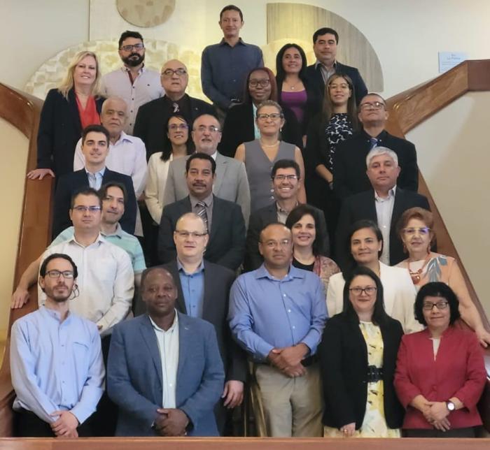 Grupo de participantes y expertos Grupo de personas de pie, a lo largo de una escalera