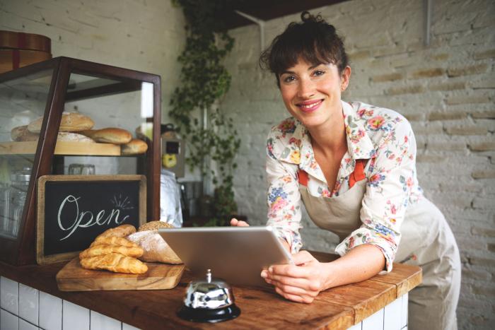 Empresaria sosteniendo una tablet