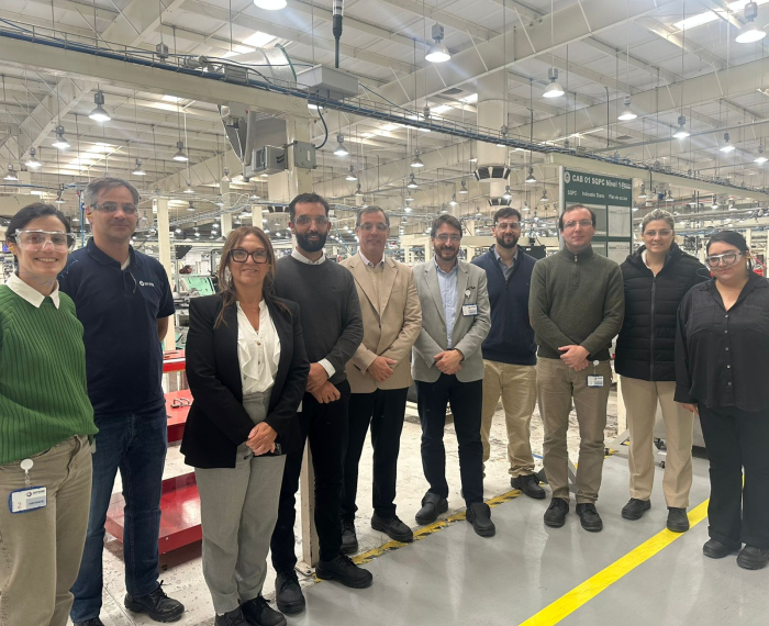Visita a empresa autopartista Joyson Personas de pie, dentro de la planta