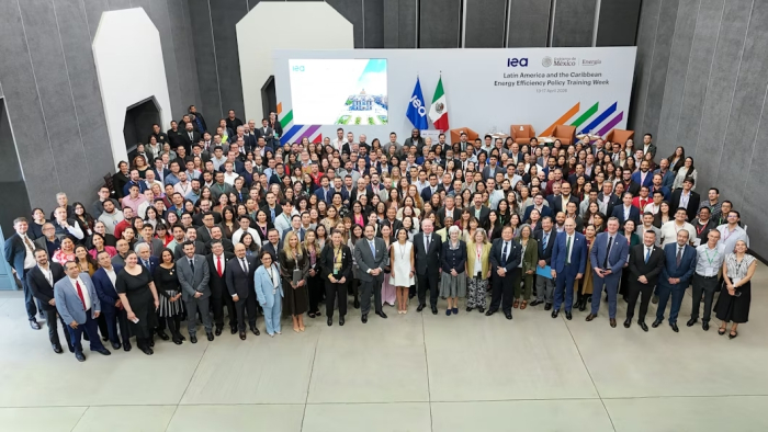 Participantes de distintos países de América Latina y el Caribe en una foto grupal 
