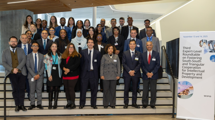 Personas de pie en una escalera