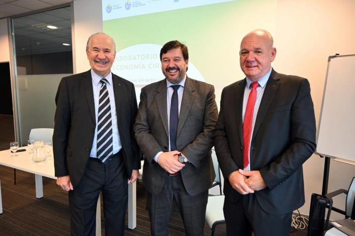 Subsecretario Walter Verri, ministro Adrián Peña y presidente del LATU, Ruperto Long Verri junto al ministro Peña y Ruperto Long; sonríen