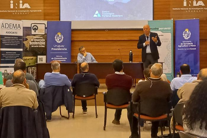 El diálogo se desarrolló en Tacuarembó Verri, con micrófono, se dirige al público; detrás está la mesa de autoridades