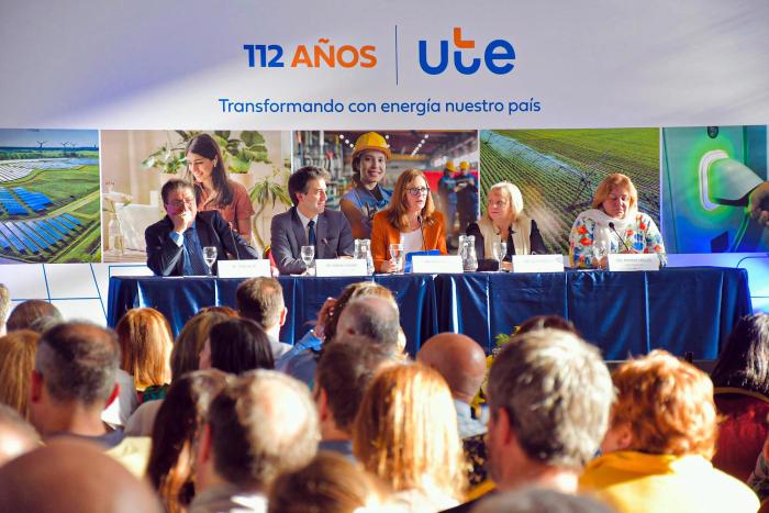 UTE celebró su aniversario con la presencia de la ministra Elisa Facio Al fondo, mesa de autoridades; detrás, banner institucional; más cerca, público, de espaldas