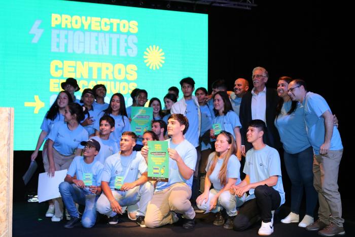 Grupo de estudiantes posando con su premio