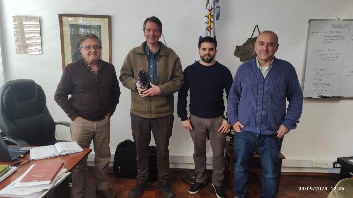 Cuatro personas posan de pie para la foto