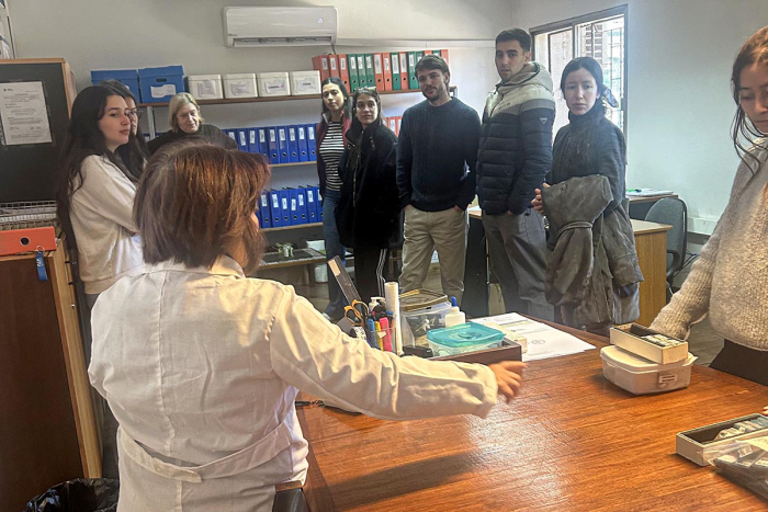 Charla técnica a estudiantes Personas dialogan alrededor de una mesa