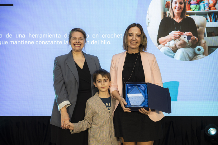 Directora Delor junto a la ganadora María Costa y su hijo